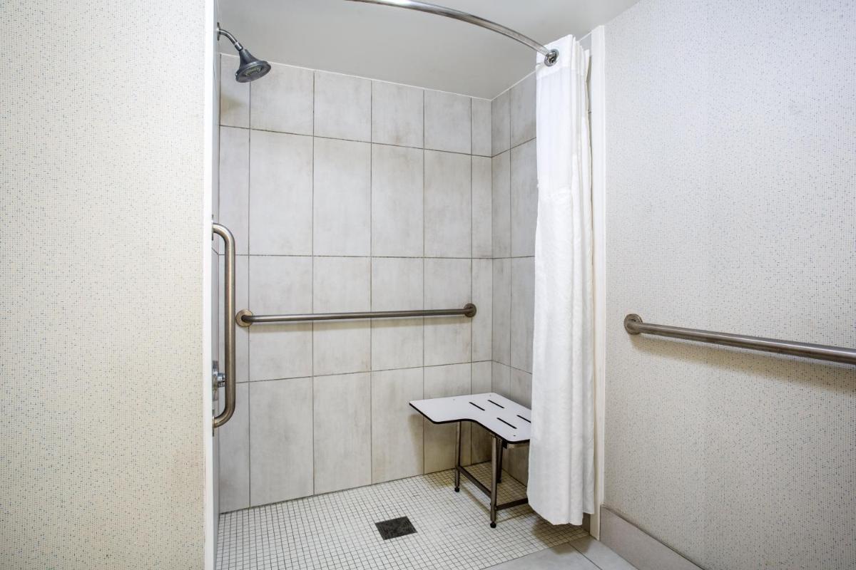 Holiday Inn Express Hotel & Suites Fort Wayne, an IHG Hotel - Housity