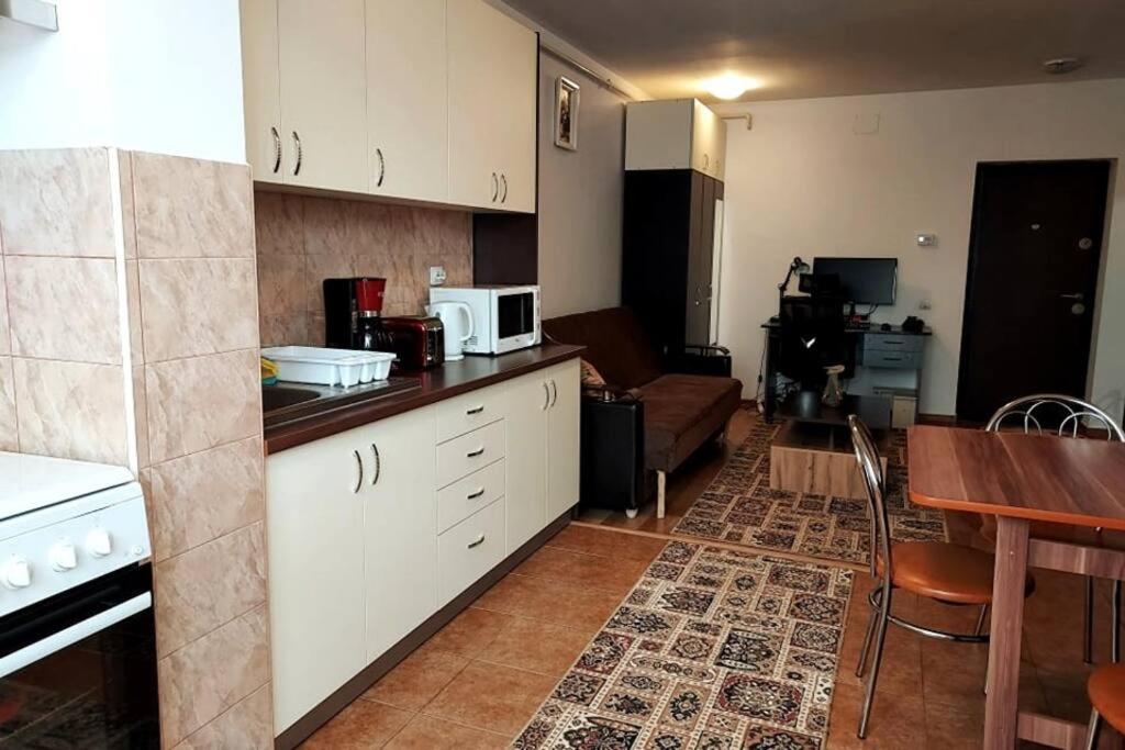 Spacious flat, with free parking & air conditioning - Housity