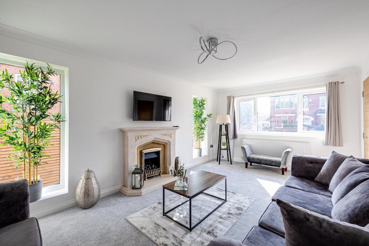 Luxurious 7 Bedroom House in Didsbury, Manchester - Housity