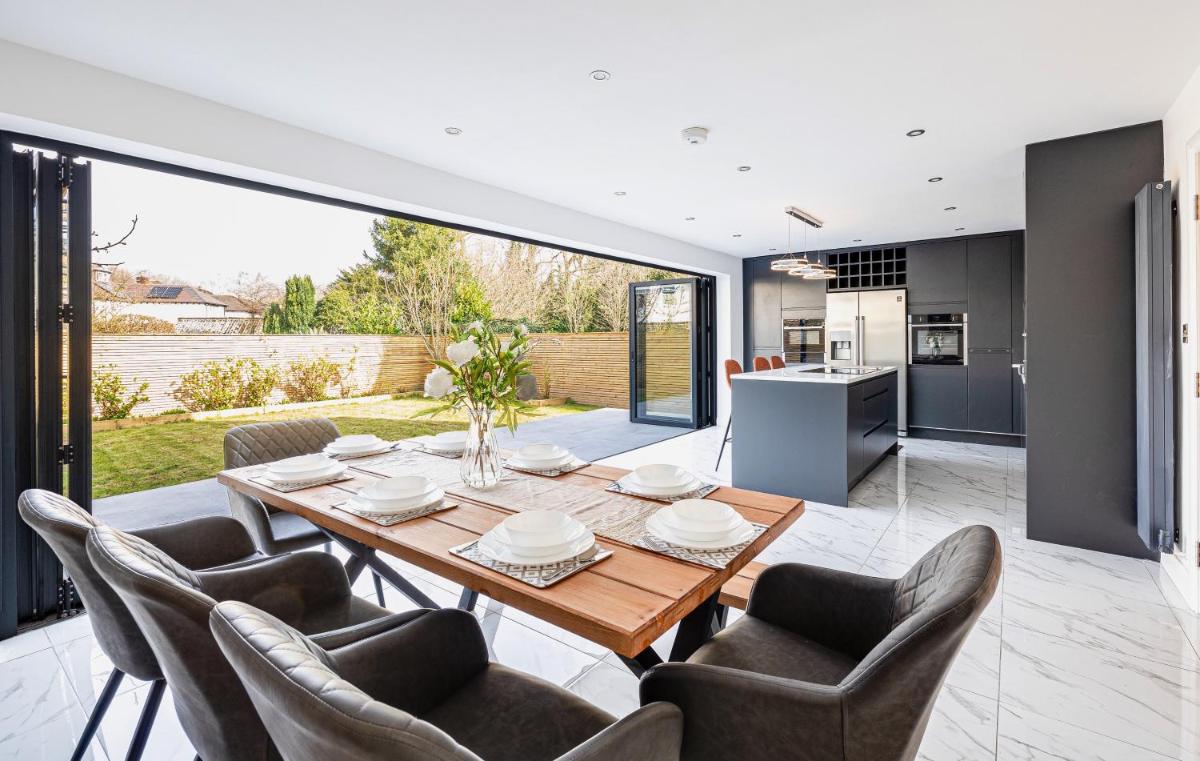 Luxurious 7 Bedroom House in Didsbury, Manchester - Housity