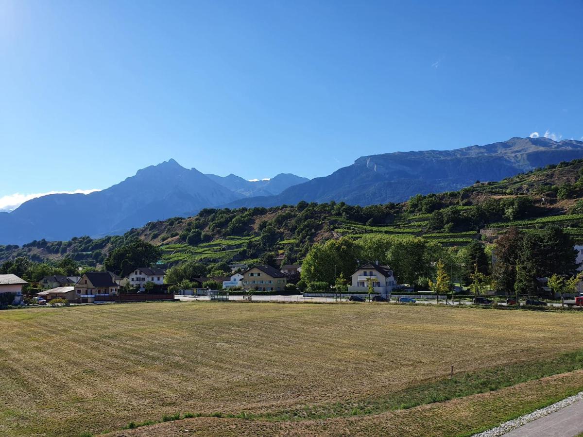The Blackbird (Le Merle) - Housity