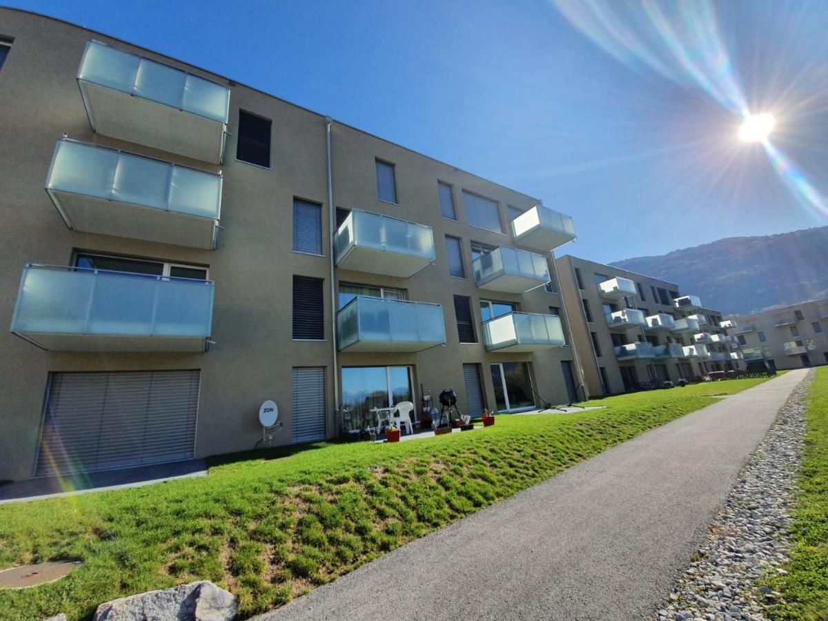 The Blackbird (Le Merle) - Housity