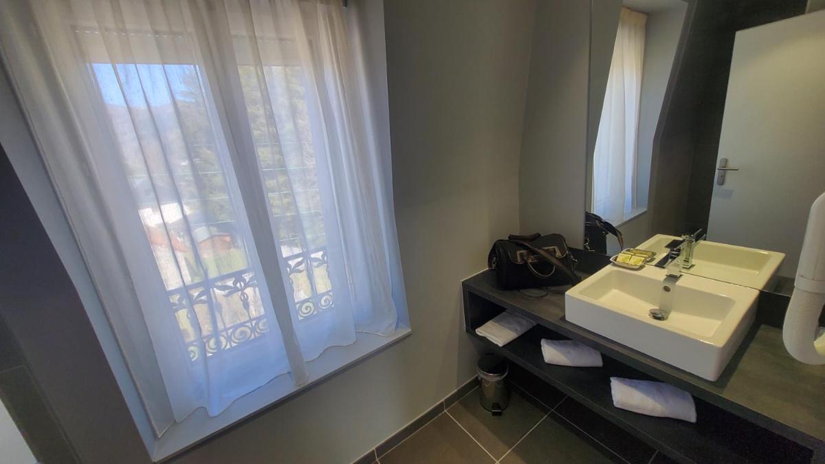 Salle de bains dans l'établissement Le Castelet