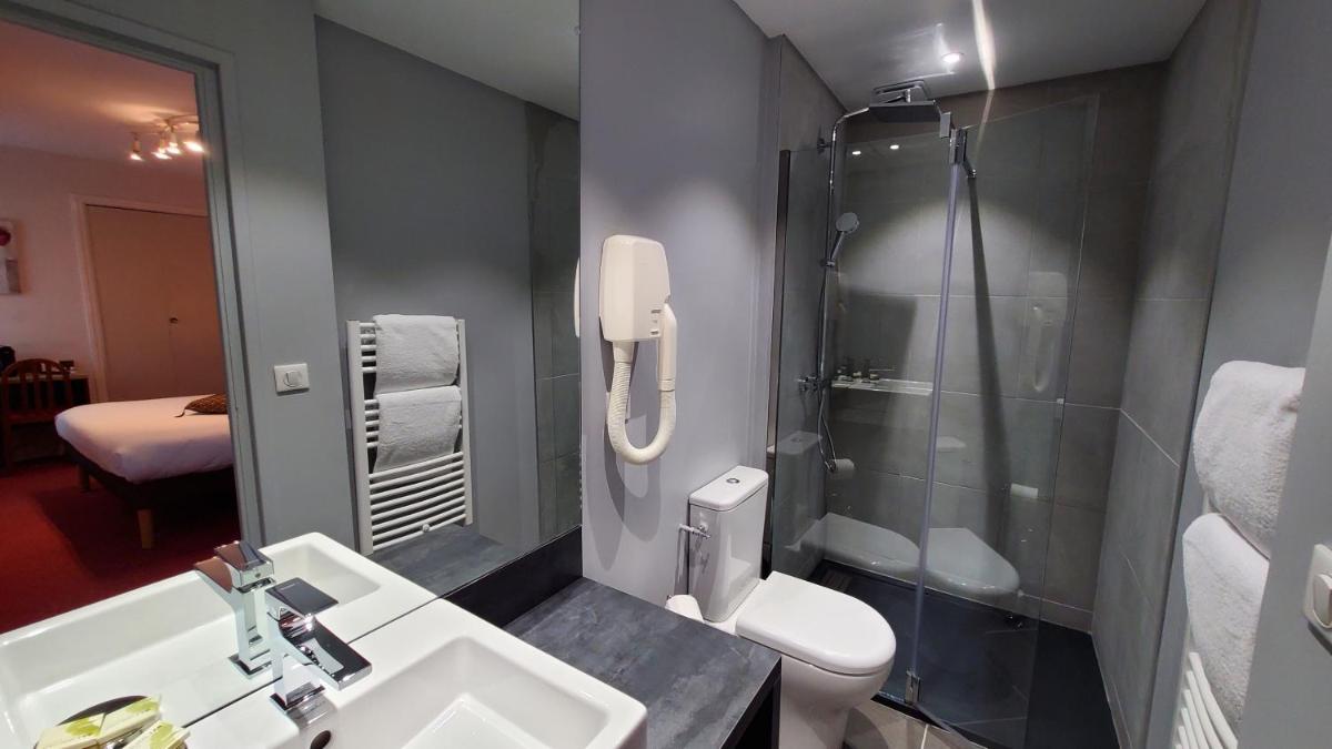 Salle de bains dans l'établissement Le Castelet