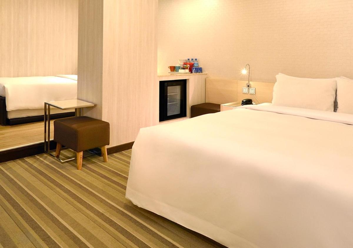 Yomi Hotel - ShuangLian MRT - Housity