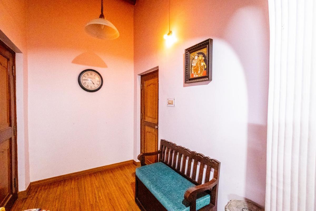 View-Topia Cottage, 2bhk w the view of Bhimtal Lake by Roamhome - Housity