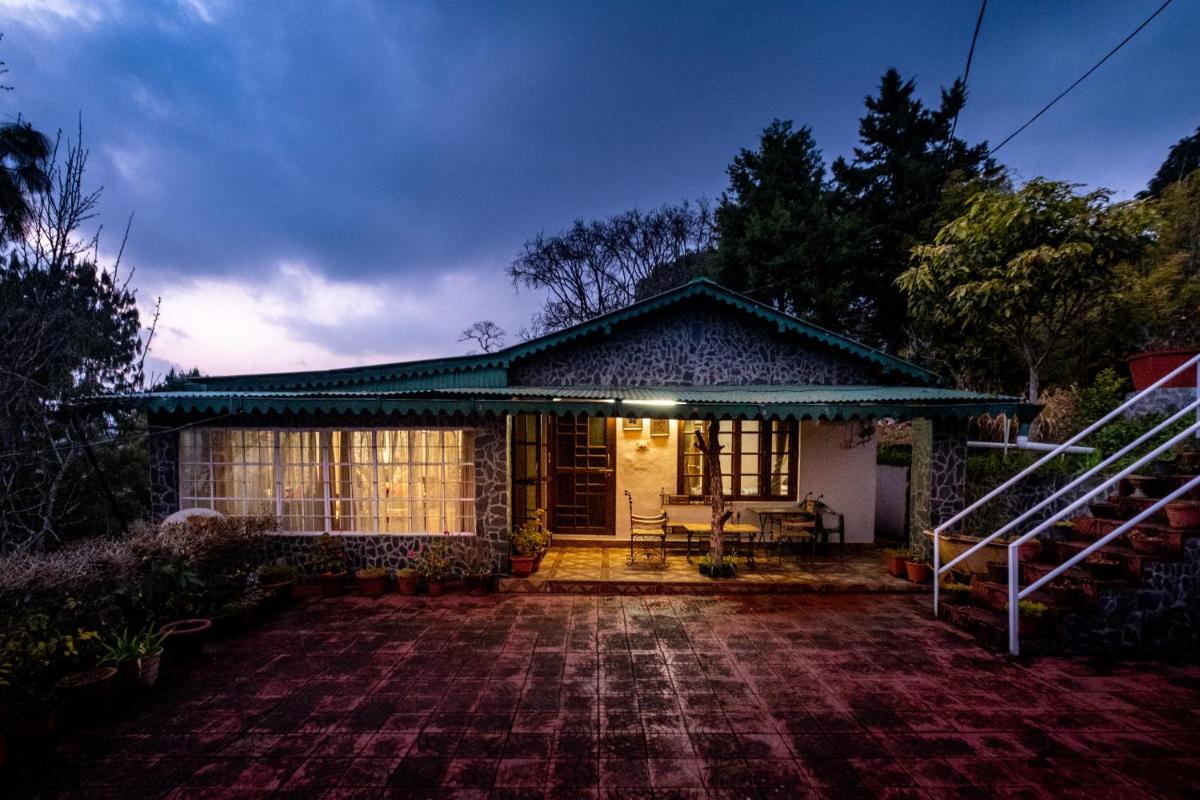 View-Topia Cottage, 2bhk w the view of Bhimtal Lake by Roamhome - Housity