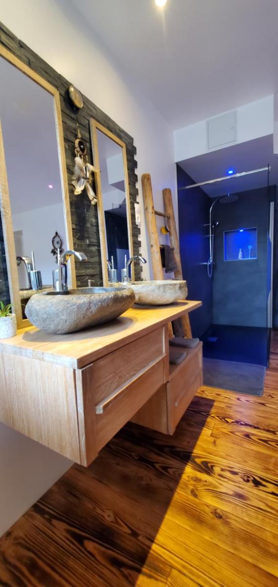 MONTAGNE-LAC&SPA (jacuzzi privé) (NOUVEAU) - Housity