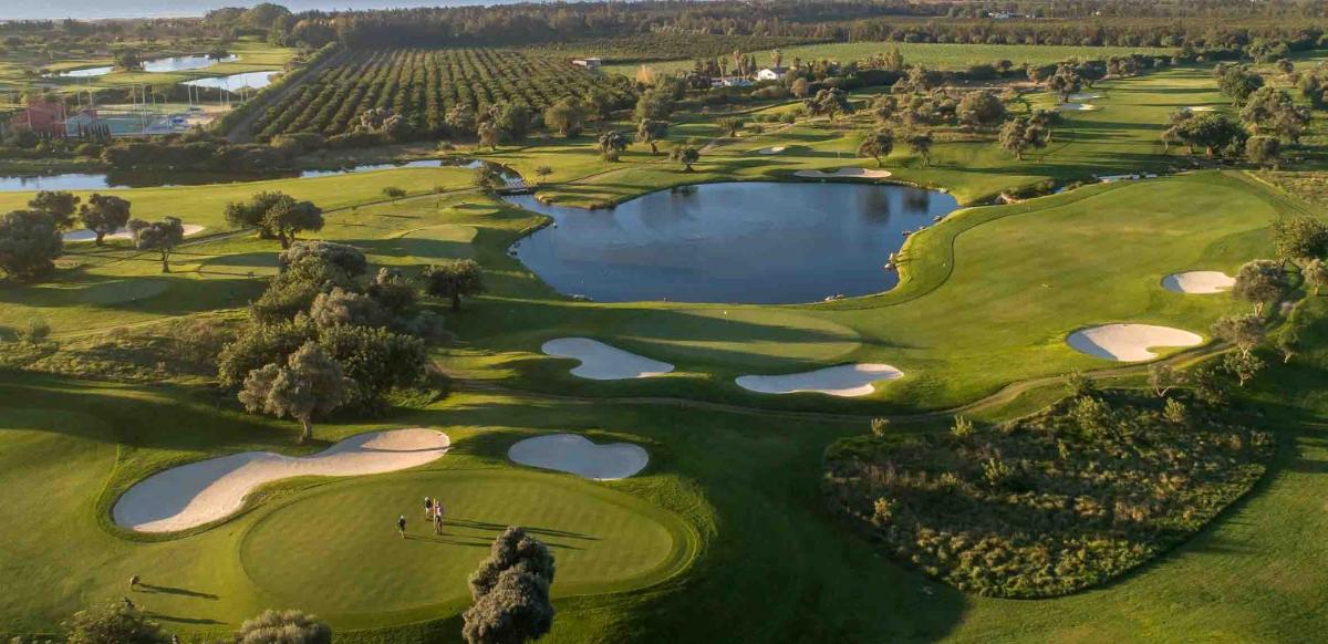 As comodidades de golfe no hotel ou nas proximidades