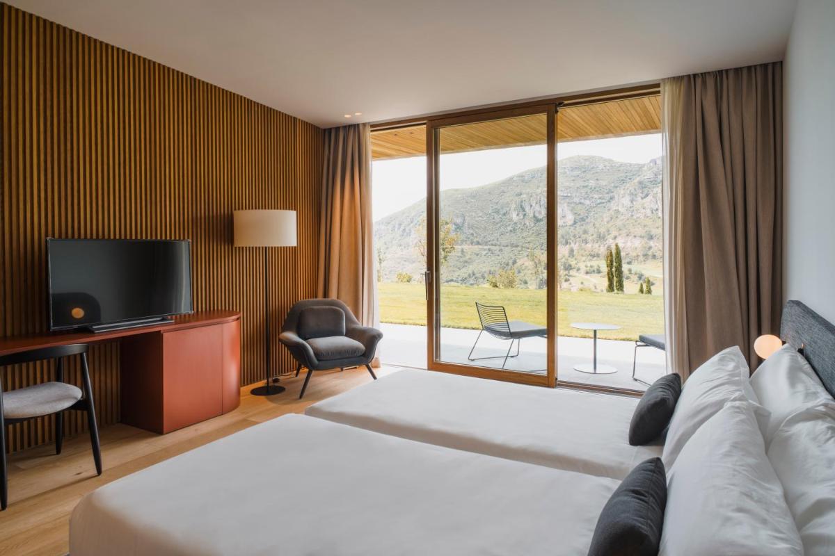 Una habitación de hotel con una cama y una ventana grande. en La Galiana Golf Resort - Adults Only, en Barraca de Aguas Vivas