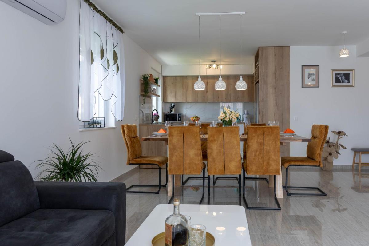 Luxury apartment with terrace Castel - Hizvo