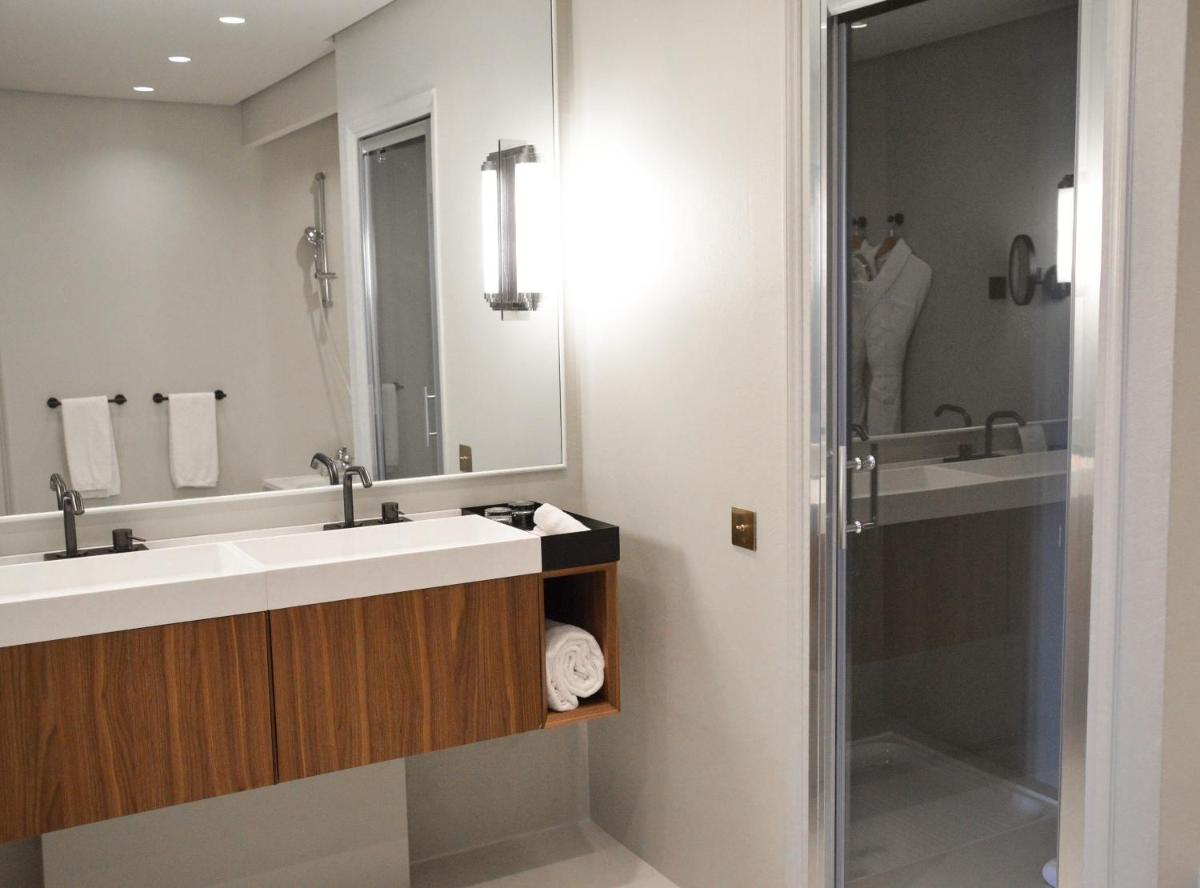 Salle de bains dans l'établissement Le Palace De Menthon