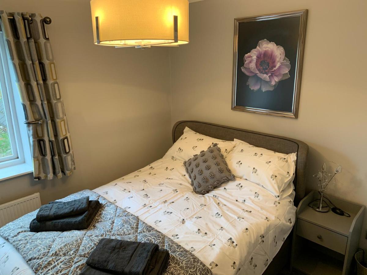 Stylish 2 Bed Penthouse in Trendy Pontcanna - Housity