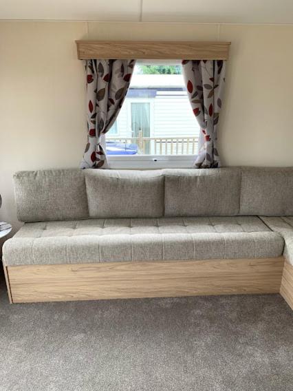 Lovely 4 berth caravan on 7 Lakes Country Park at Crowle North Lincolshire - Housity