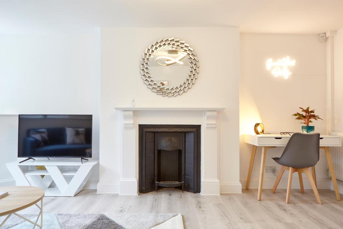 Stylish, spacious flat with private parking - Housity