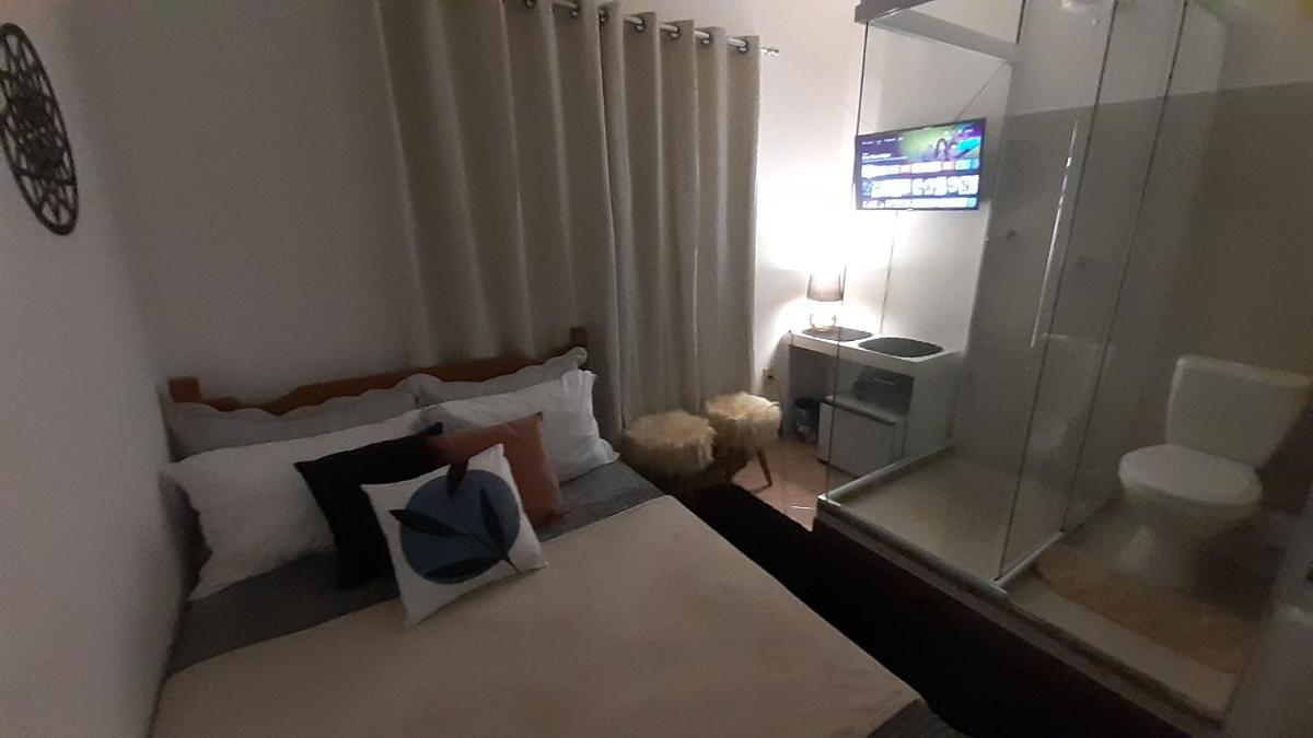 Banheiro de Vidro em Suíte compacta.Centro - Housity