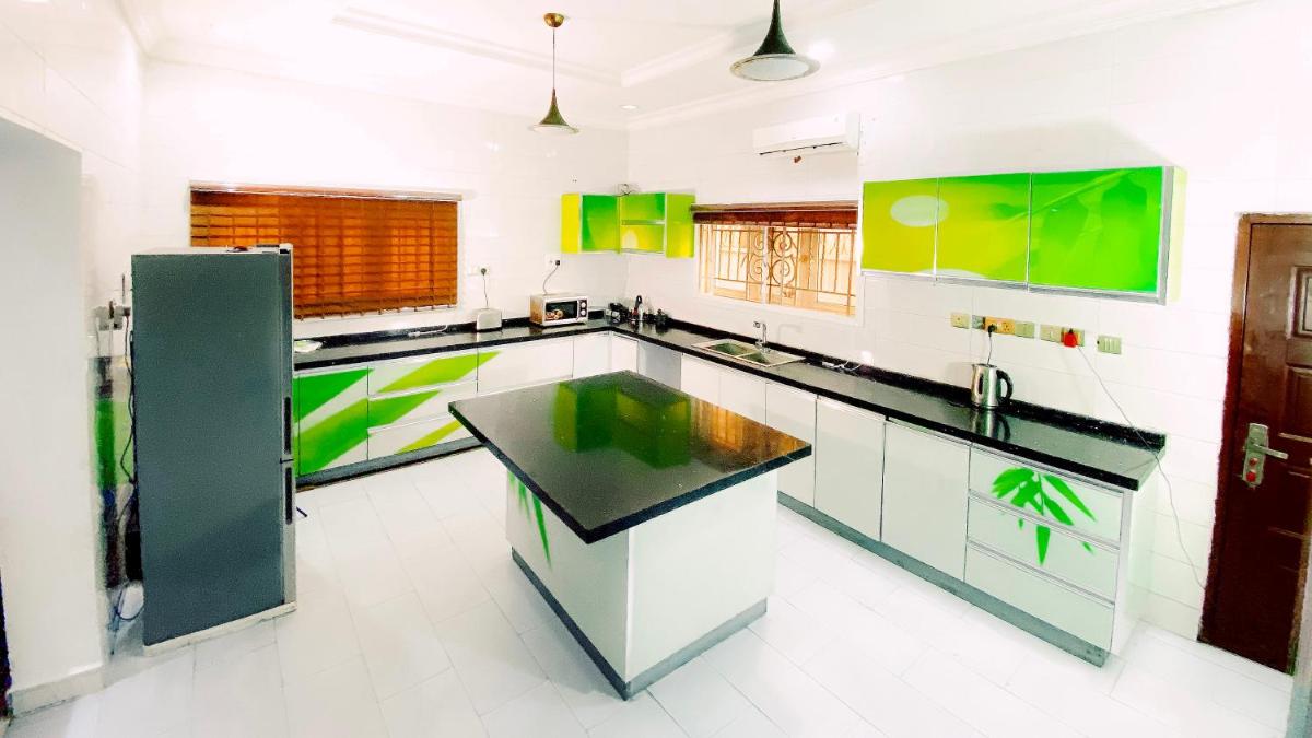 Royal Court Lounge & Boutique Hotel - Housity