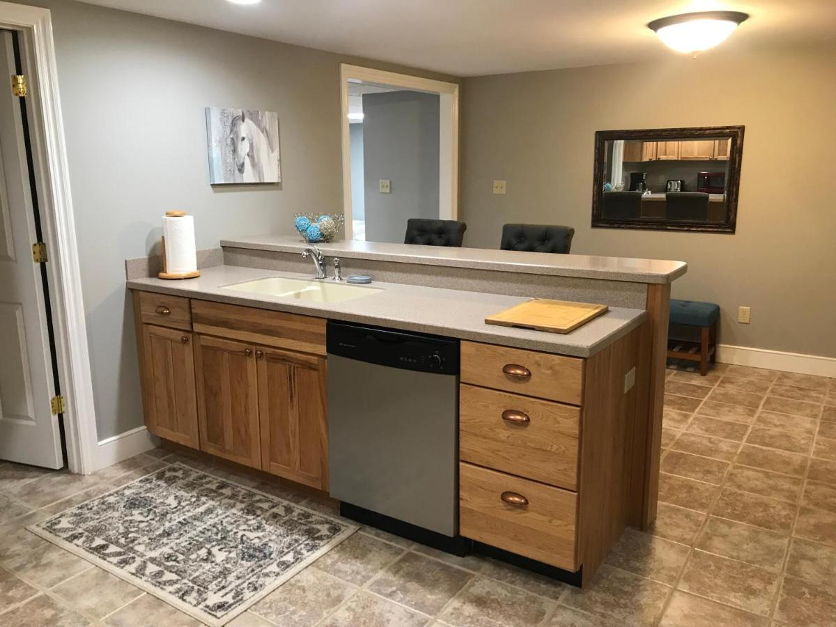 Beautiful Country Estate Basement Apartment - Housity