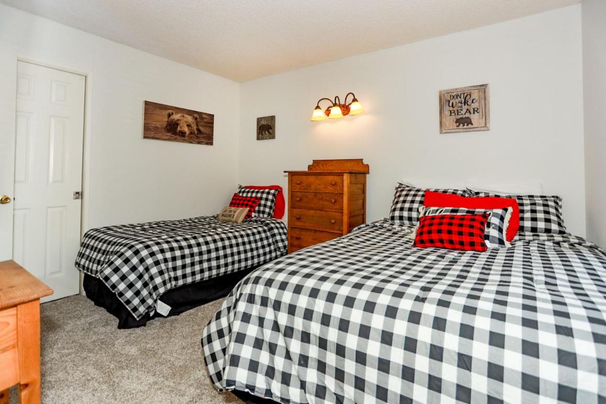 Cienega Getaway - 1952 by Big Bear Vacations - Housity