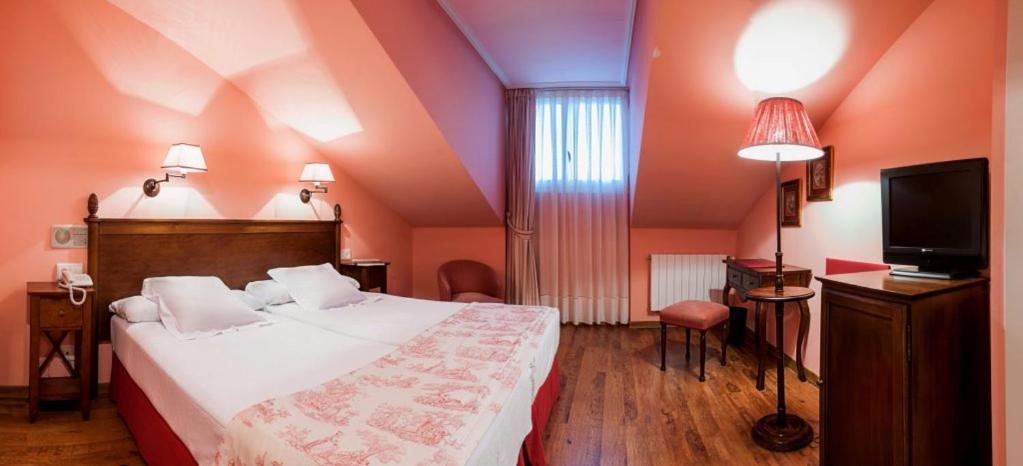Cama o camas de una habitación en Silken Spa La Hacienda De Don Juan