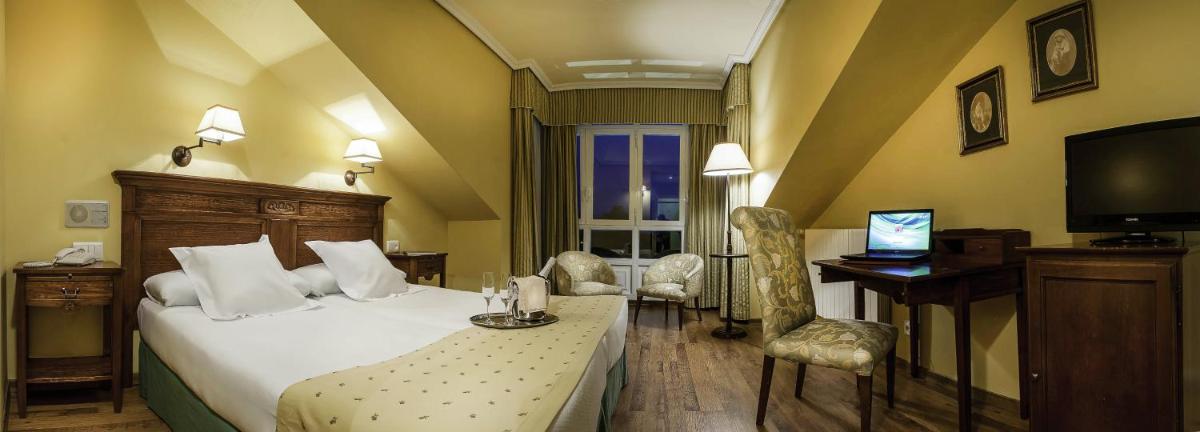Cama o camas de una habitación en Silken Spa La Hacienda De Don Juan
