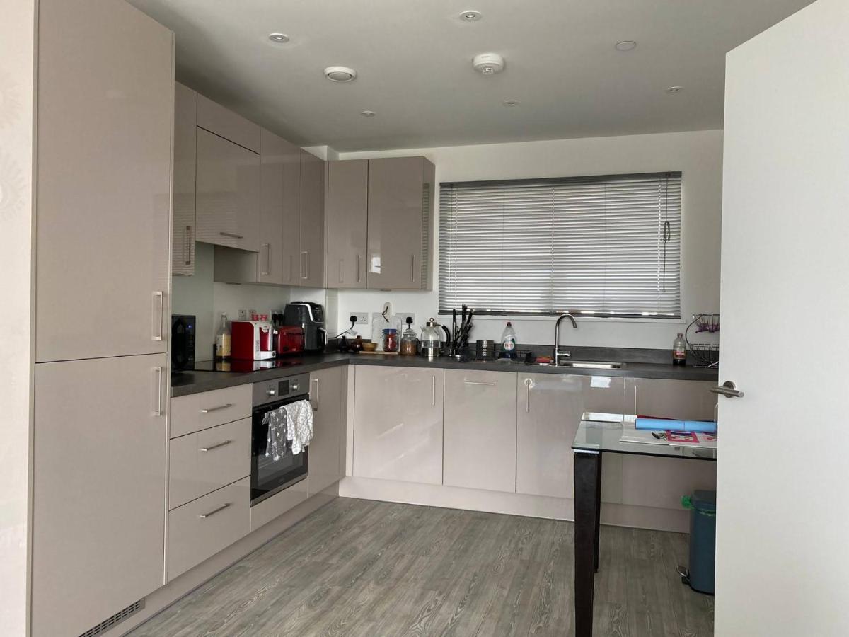 Entire Riverside Apartment with Balcony - Housity