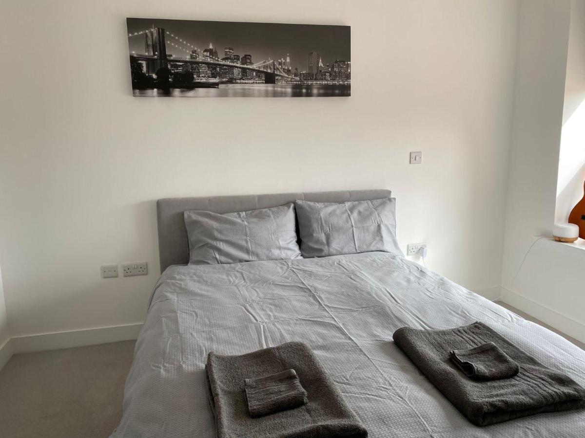 Entire Riverside Apartment with Balcony - Housity