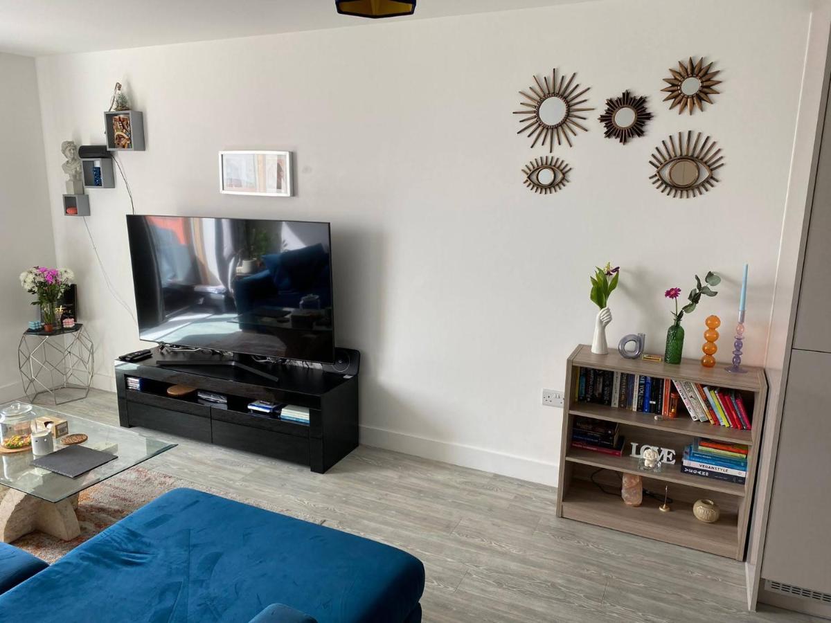Entire Riverside Apartment with Balcony - Housity