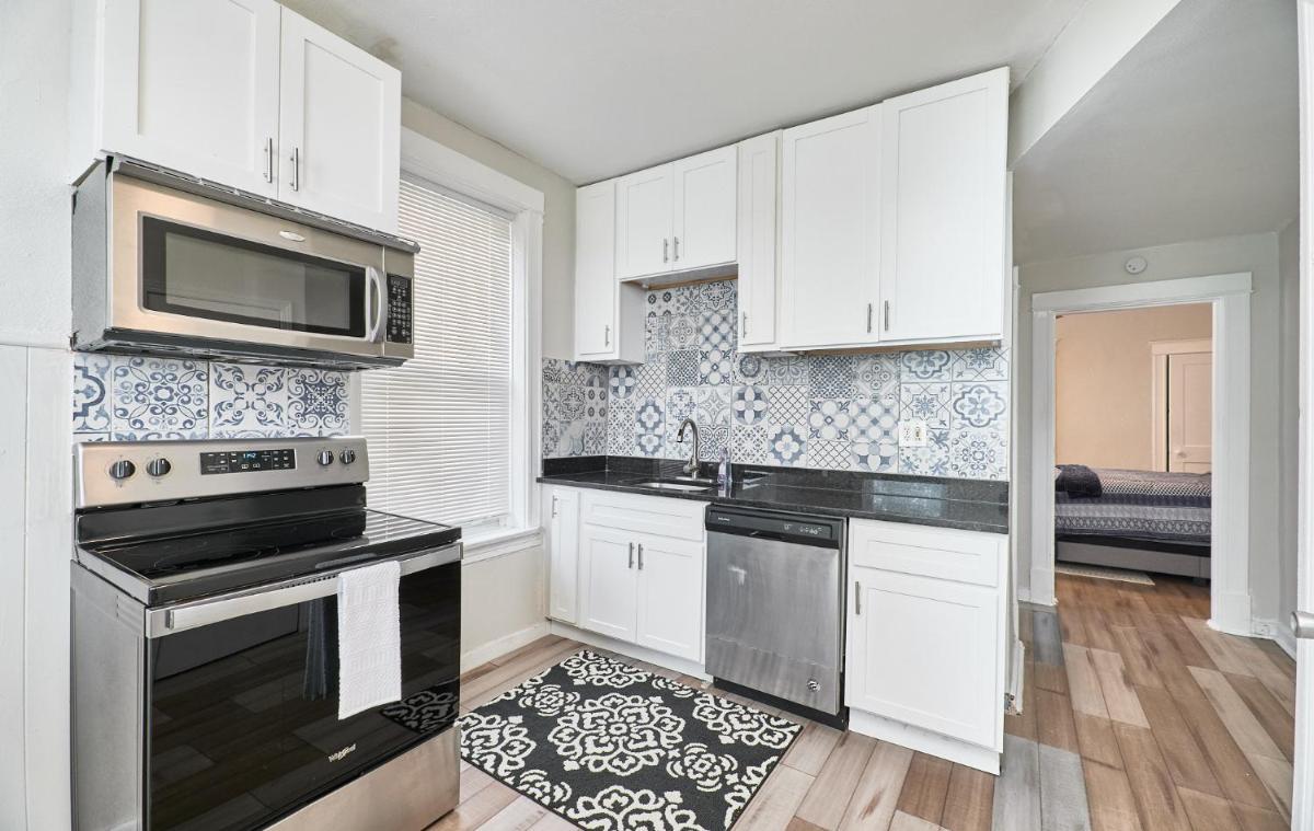 1 Bd Apt near forest park, Science Center & dining - Housity