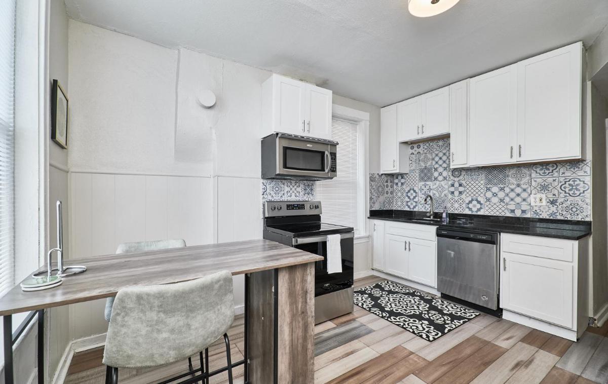 1 Bd Apt near forest park, Science Center & dining - Housity