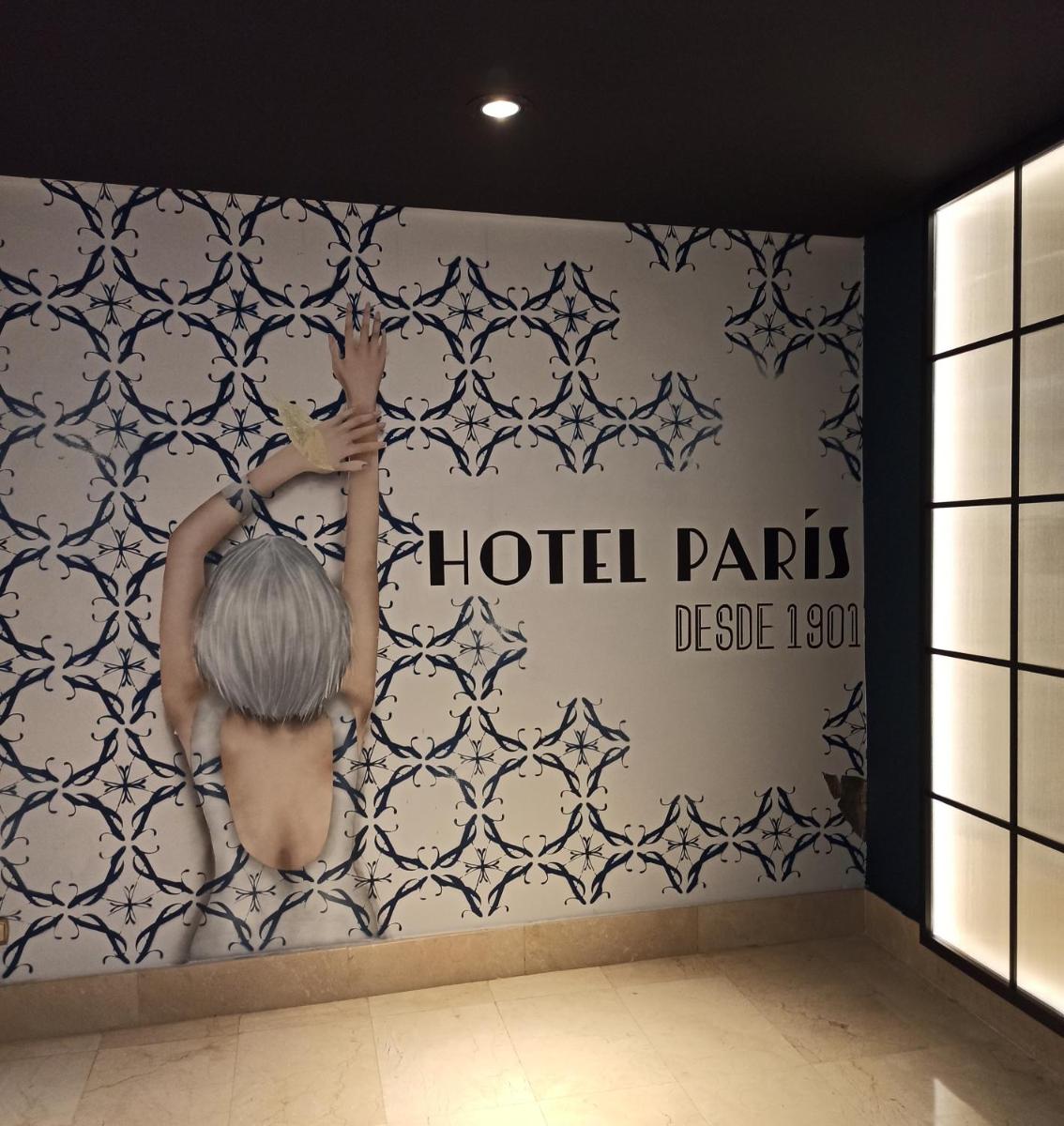 Una pared en una habitación de hotel con un cartel. en ARVA Spa París, en León