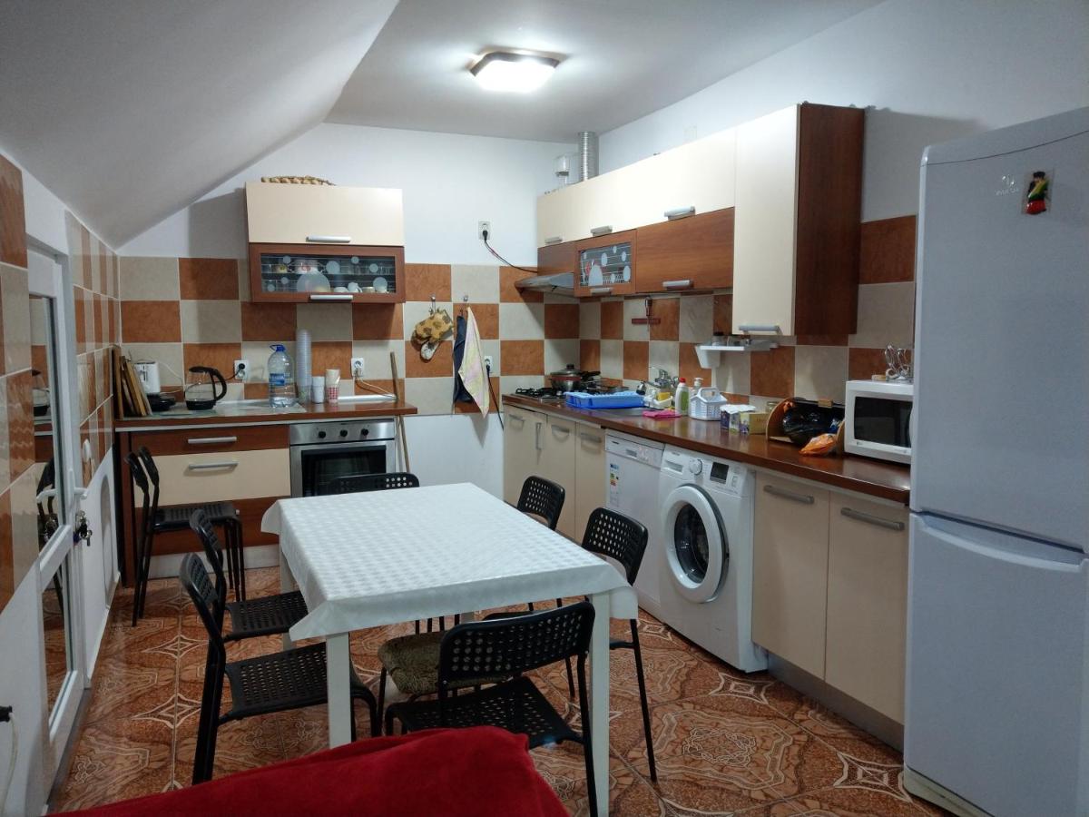 Apartament 5 camere cu balcon Costinesti plaja 5 minute Nucilor 6 - Housity
