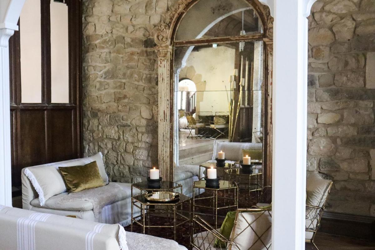 Coin salon dans l'établissement Brindos, Lac & Château - Relais & Châteaux - Anglet Biarritz
