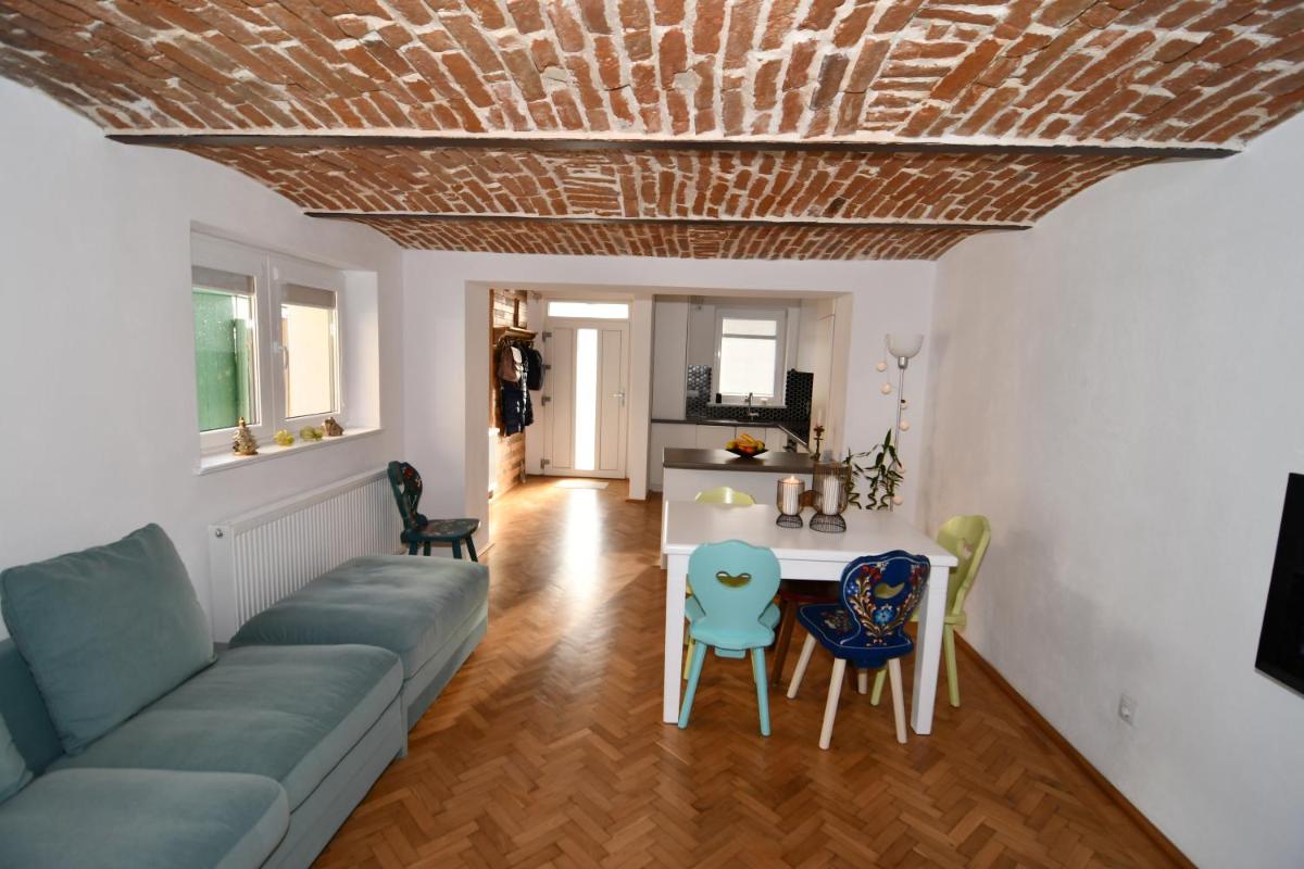 Kat's Lodge - Cozy 3 Bedroom House in Central Sighisoara - Housity