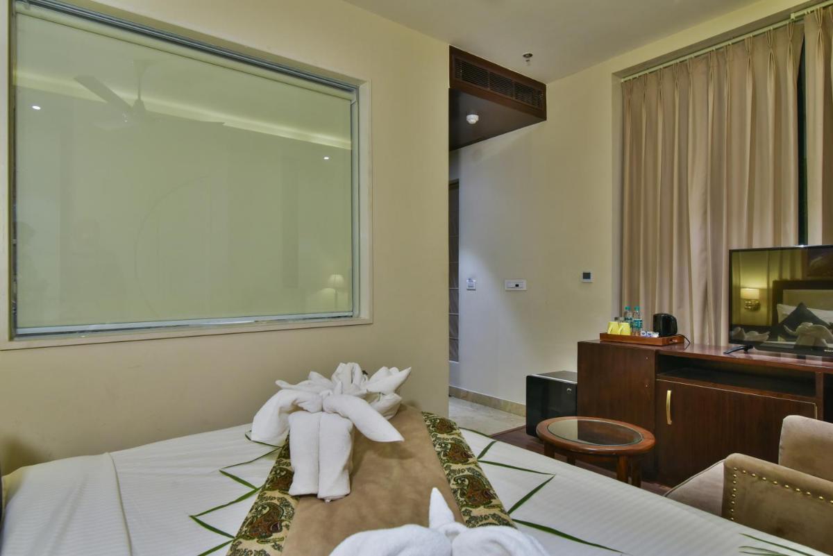 Hotel BR Grand With Nimo Club Amritsar -5 Mint From Golden Temple - Housity