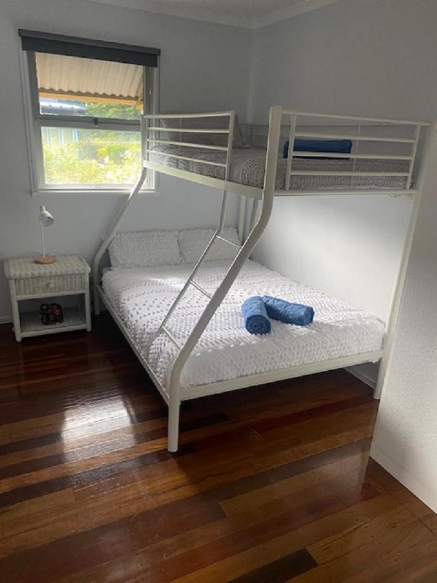 Pet Friendly Cottage in Torquay - Hervey Bay 430m or 5 min walk to dog friendly Shelly Beach - Housity