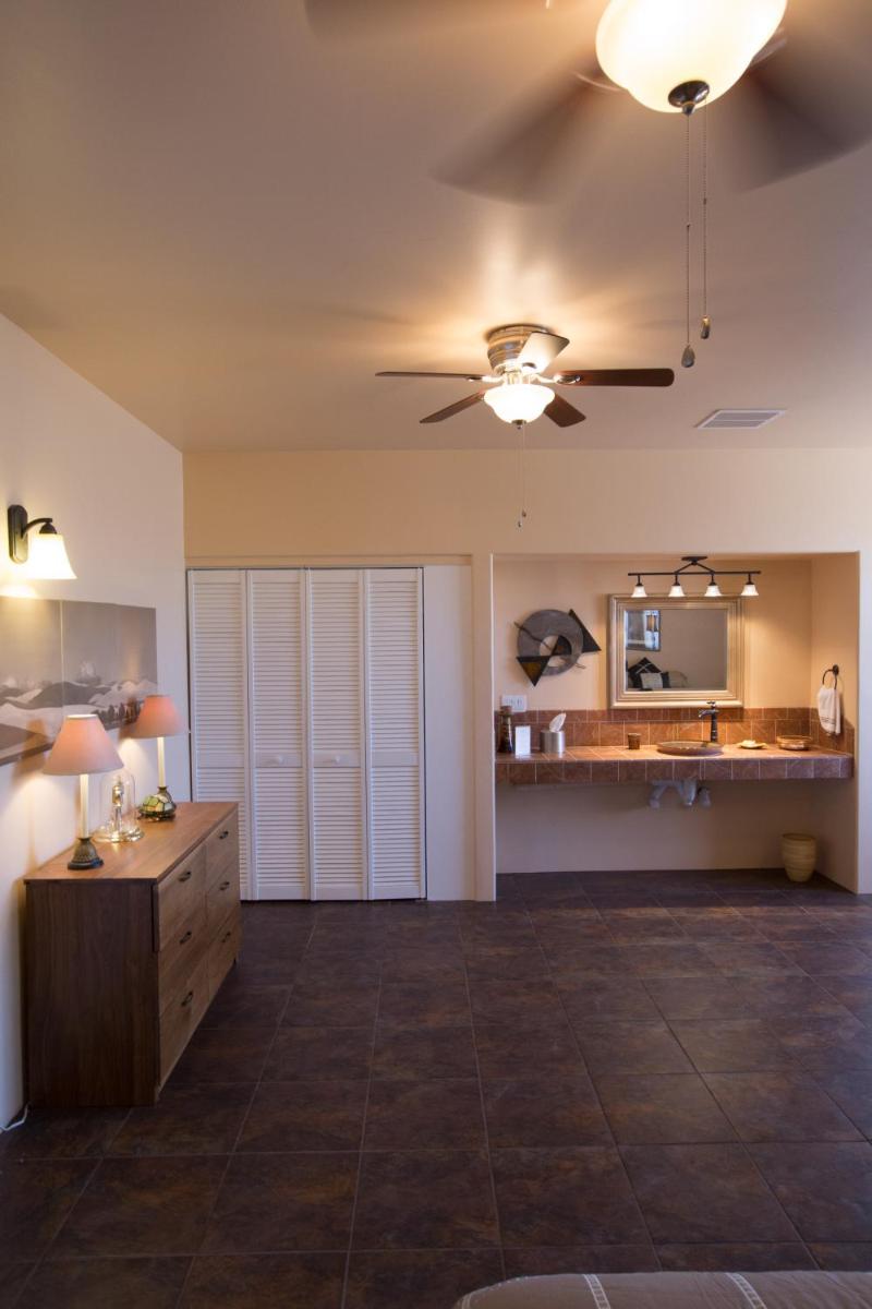 Turtle Back Mesa Bed and Breakfast - Housity