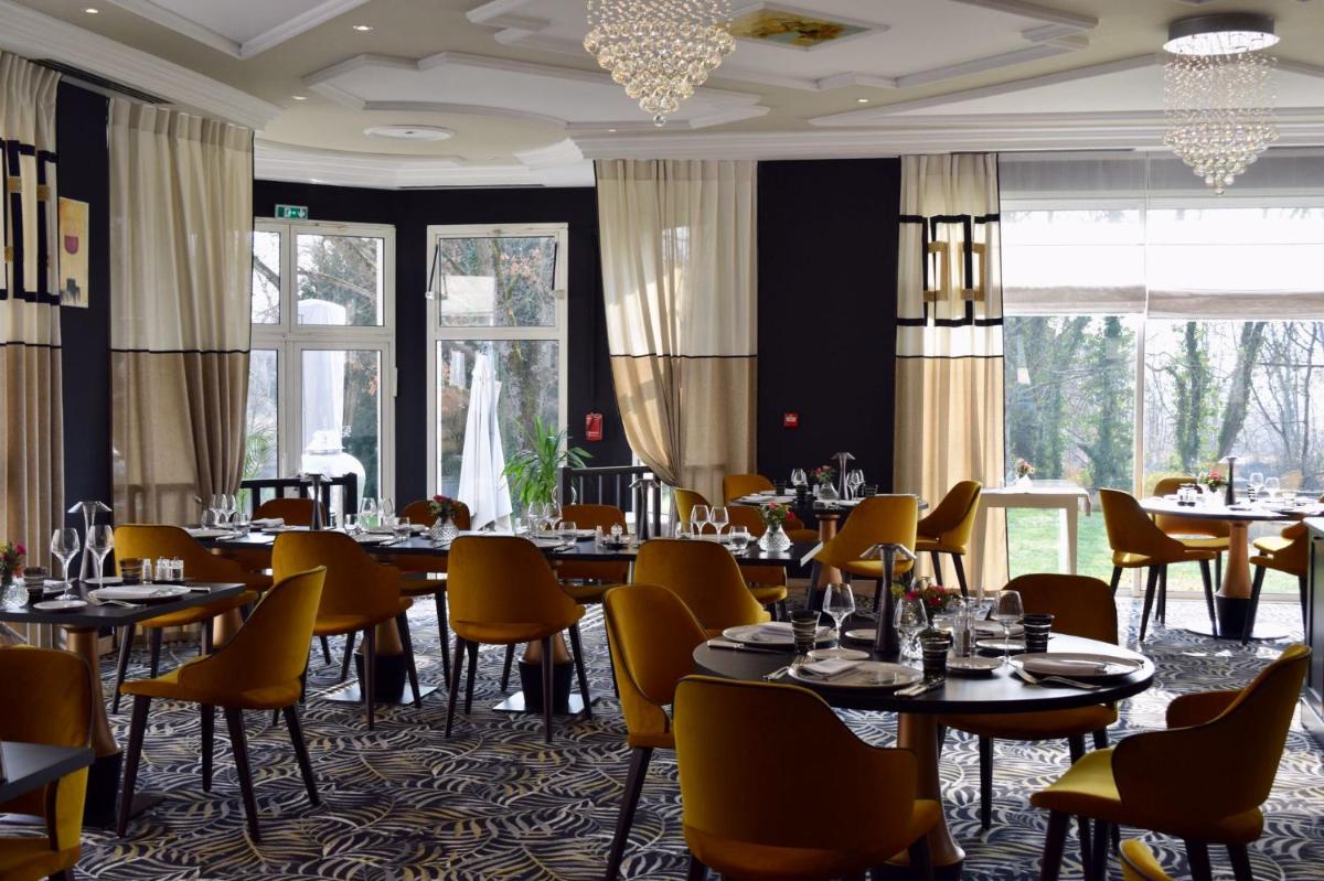 Restaurant ou autre lieu de restauration dans l'établissement Chateau du Clos de la Ribaudiere - Teritoria