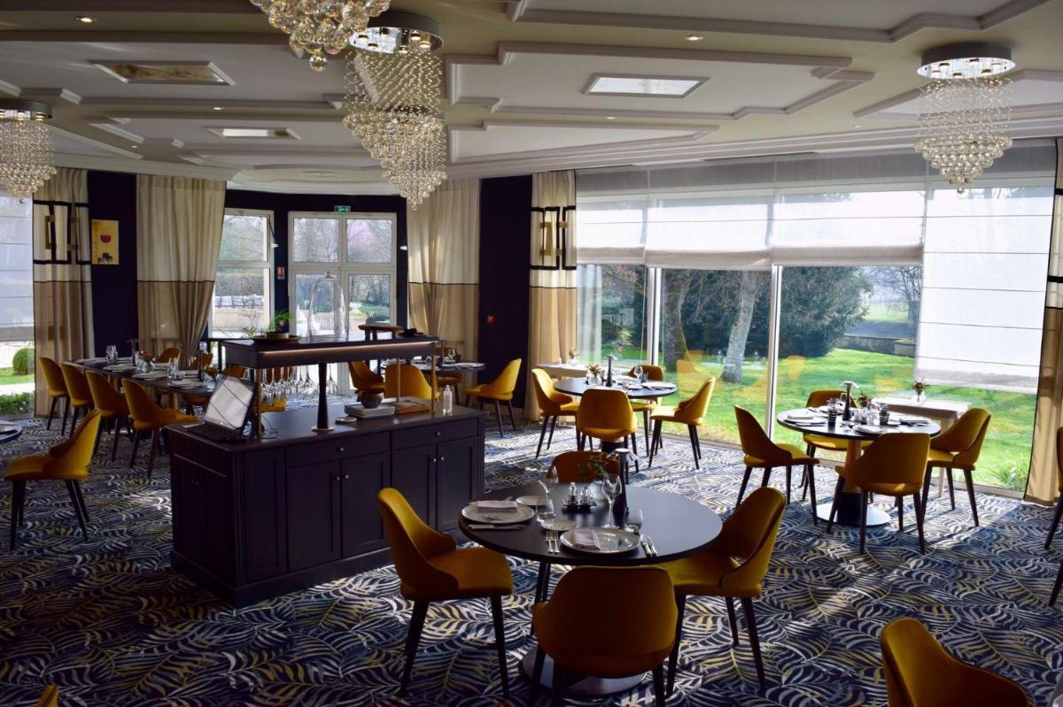Restaurant ou autre lieu de restauration dans l'établissement Chateau du Clos de la Ribaudiere - Teritoria