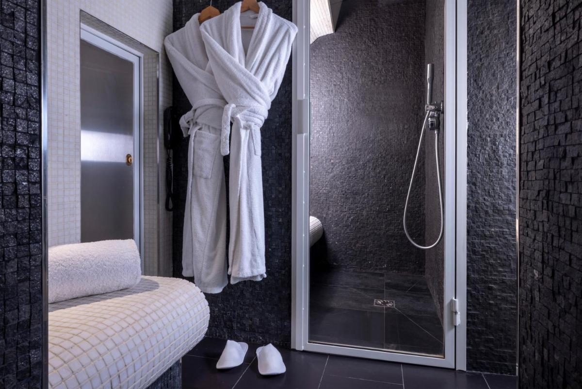 Salle de bains dans l'établissement Hôtel Théorème