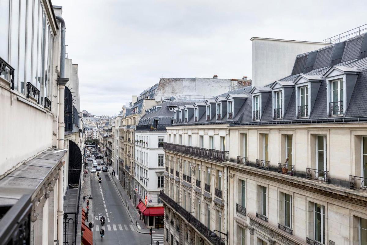 Vue générale sur Paris ou vue de la ville depuis l'hôtel