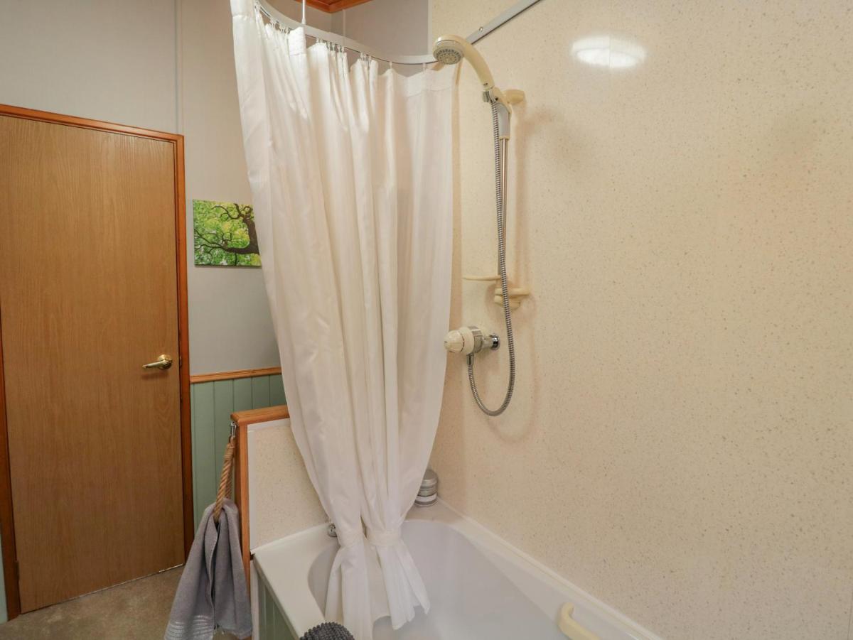 4 The Oaks - Housity