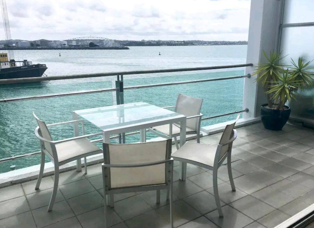 Life on Water- Princes Wharf apartment with fabulous views - Housity