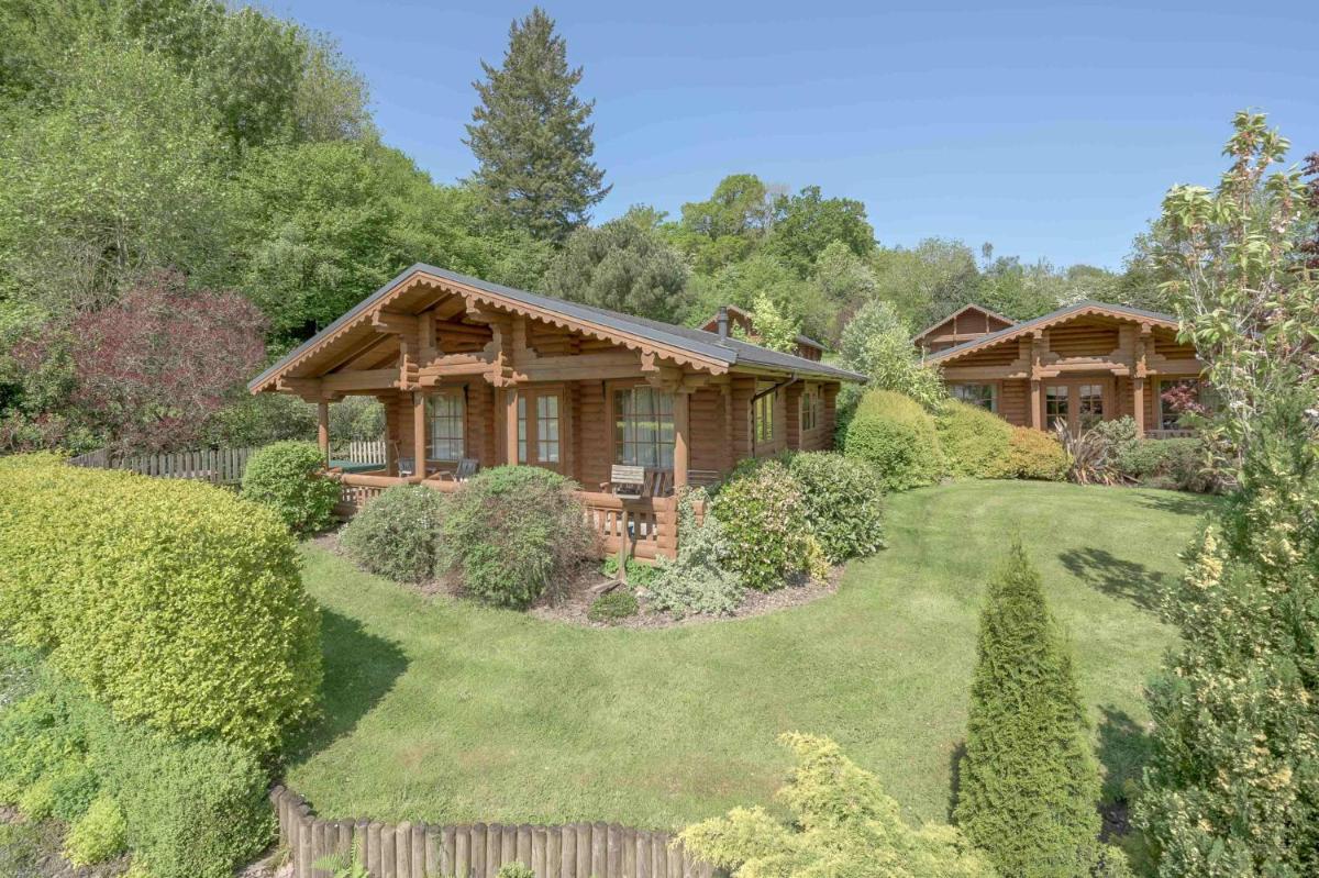 Countryside Log Cabin With Hot Tub - Beech - Housity