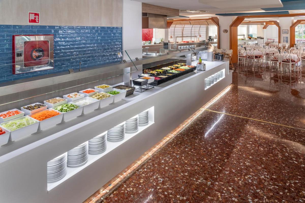 Comida en o cerca de este hotel