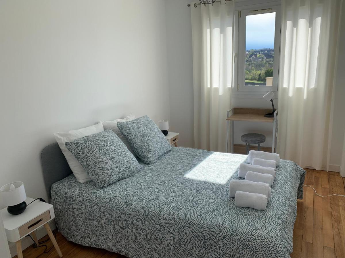 Disponible - Appartement Entier Rénové - Grand Parking gratuit, Tout équipé, Confortable, Netflix et Amazon Prime Gratuits et Illimités, Matelas Emma, Lave Linge, Vue sur la Vallée, RDC - Housity