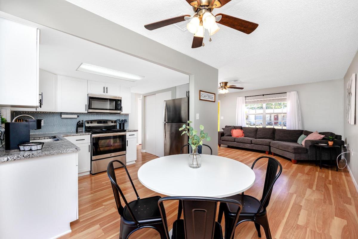 Vibrant 2-bedroom Pool Home - Housity