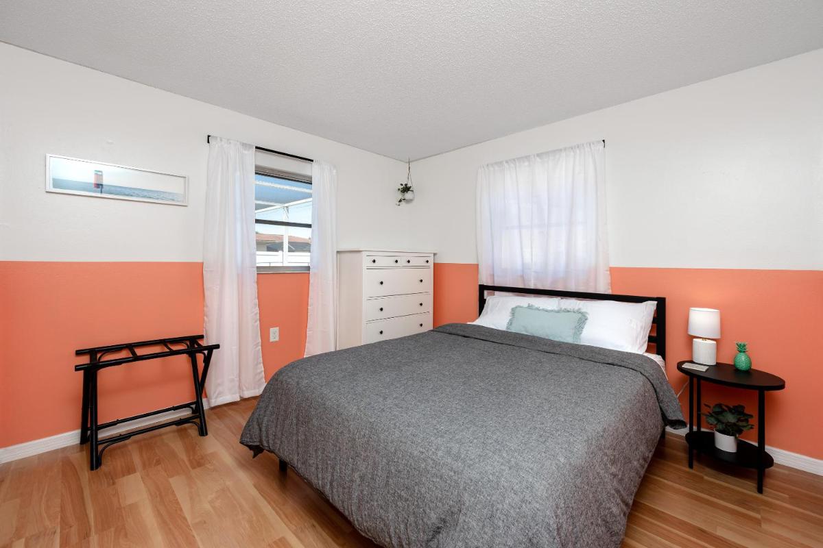Vibrant 2-bedroom Pool Home - Housity