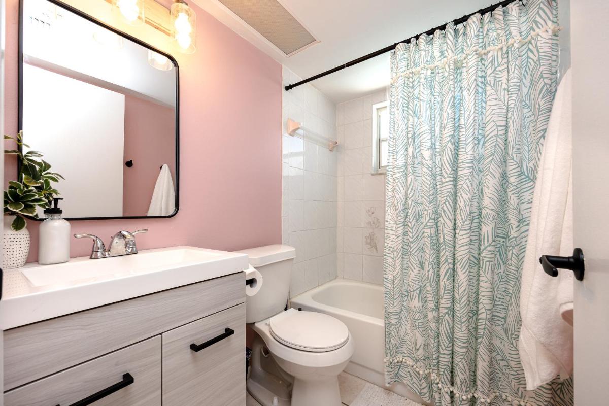 Vibrant 2-bedroom Pool Home - Housity