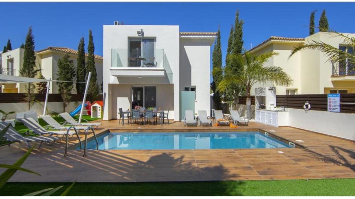 Tsokkos Family Villa - Pool Garden Walk to Beach - Housity